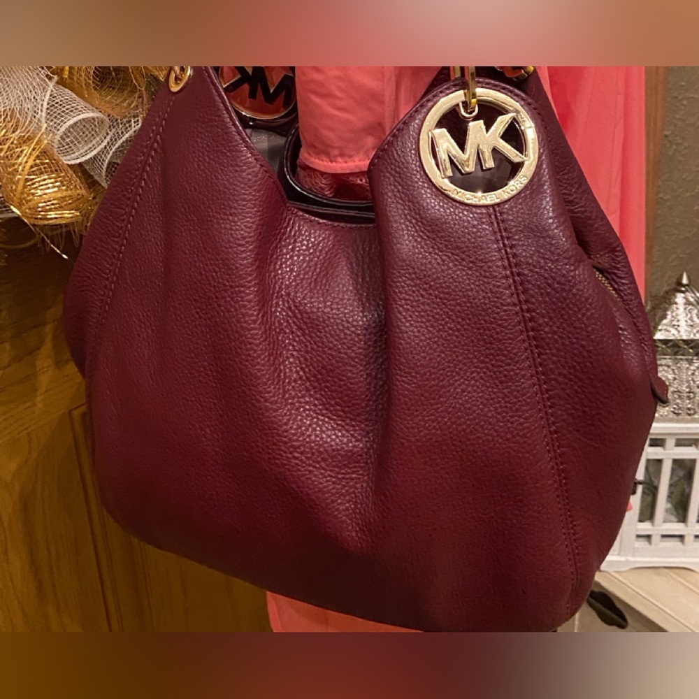 Burgundy colored leather Michael Kors Bag gold hardware - Picture 2 of 3